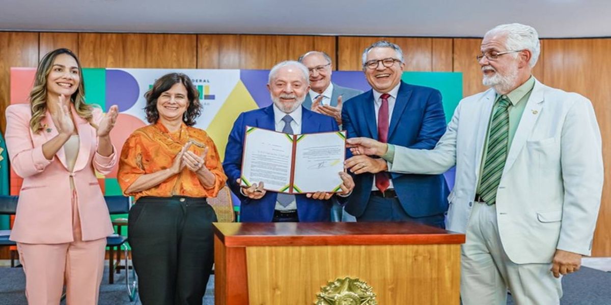 Presidente Lula sanciona lei que regulamenta a profissão de sanitarista