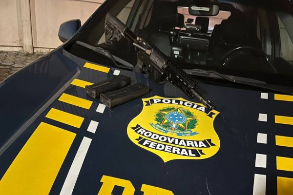 PRF apreende fuzil Colt durante abordagem em ônibus na BR-277 em Guarapuava