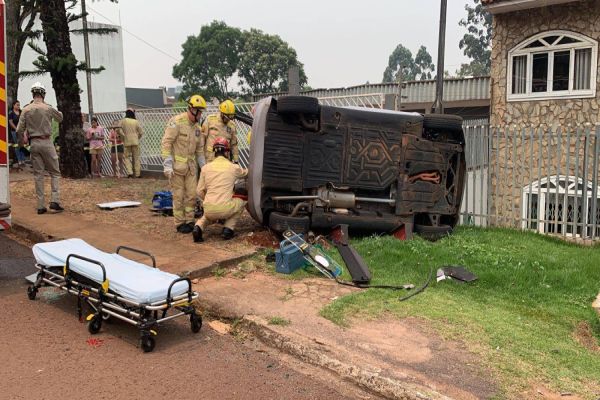Homem de 50 anos fica ferido em capotamento no Bairro São Cristovão