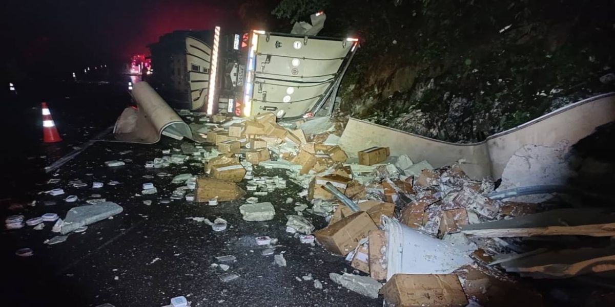 Paraguaio morre após caminhão colidir contra parede de rochas na BR-277 em Candói