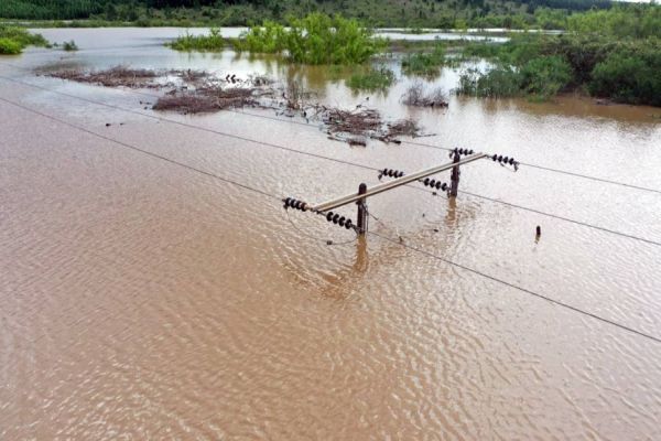 Temporais destroem 5.100 postes em quatro meses e demandam mobilização total da Copel