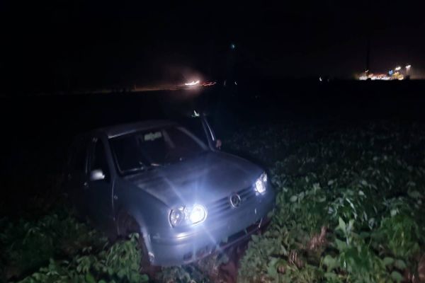 Caminhonete foge após colisão com Golf ocupado por família na BR-163 em Sede Alvorada