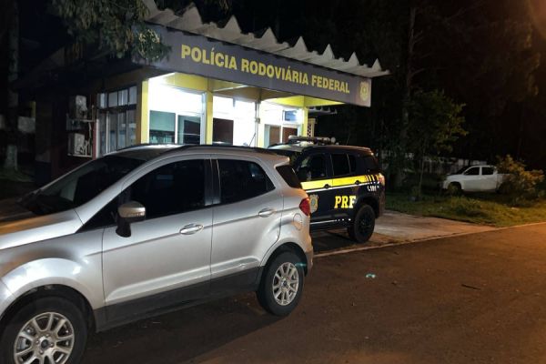 PRF recupera veículo roubado e prende mãe e filho por receptação na BR-277 em Laranjeiras do Sul