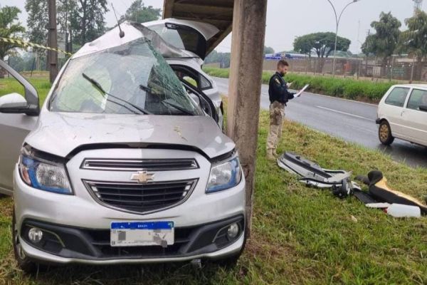 Jovem de 20 anos morre ao bater em coluna de passarela na BR-376 em Maringá