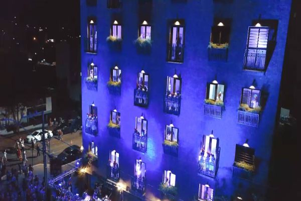 Espetáculo de rua Janelinhas Cantantes celebra a magia do Natal em Cascavel