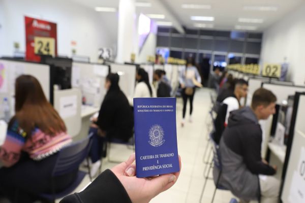 Paraná empregou mil pessoas por dia na rede Sine em novembro com novo sistema