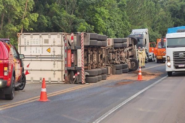 Homem morre após caminhão tombar na BR-277, em Guaraniaçu