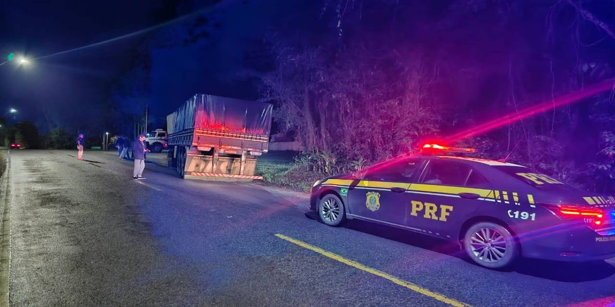 Polícia Rodoviária Federal recupera carreta roubada na BR-277 em Paranaguá