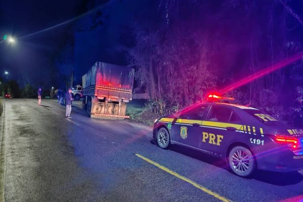 Polícia Rodoviária Federal recupera carreta roubada na BR-277 em Paranaguá