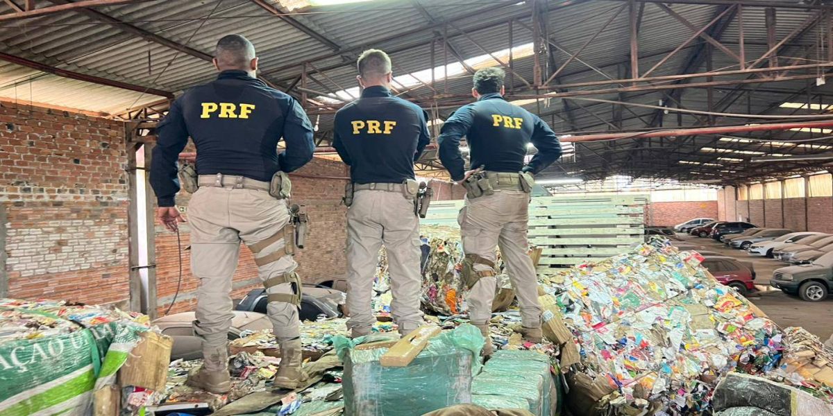 Caminhão com lâmpada queimada escondia mais de 2 toneladas de maconha no Paraná