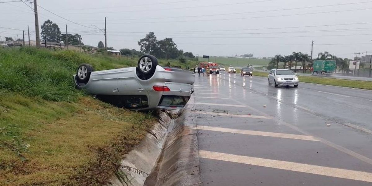 Jovem é atropelado enquanto trocava pneu de carro na BR-467 em Cascavel