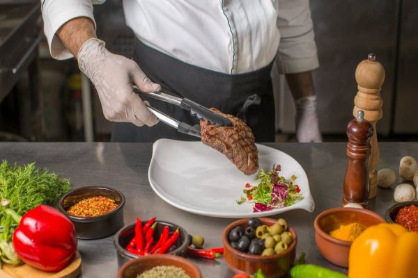 Vigilância Sanitária capacita profissionais sobre manipulação de alimentos com segurança e higiene