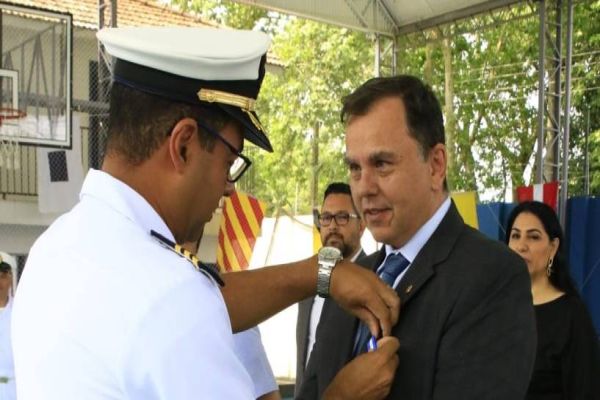 Delegado chefe da PF em Foz do Iguaçu, Marco Smith é agraciado com a medalha "Amigos da Marinha"