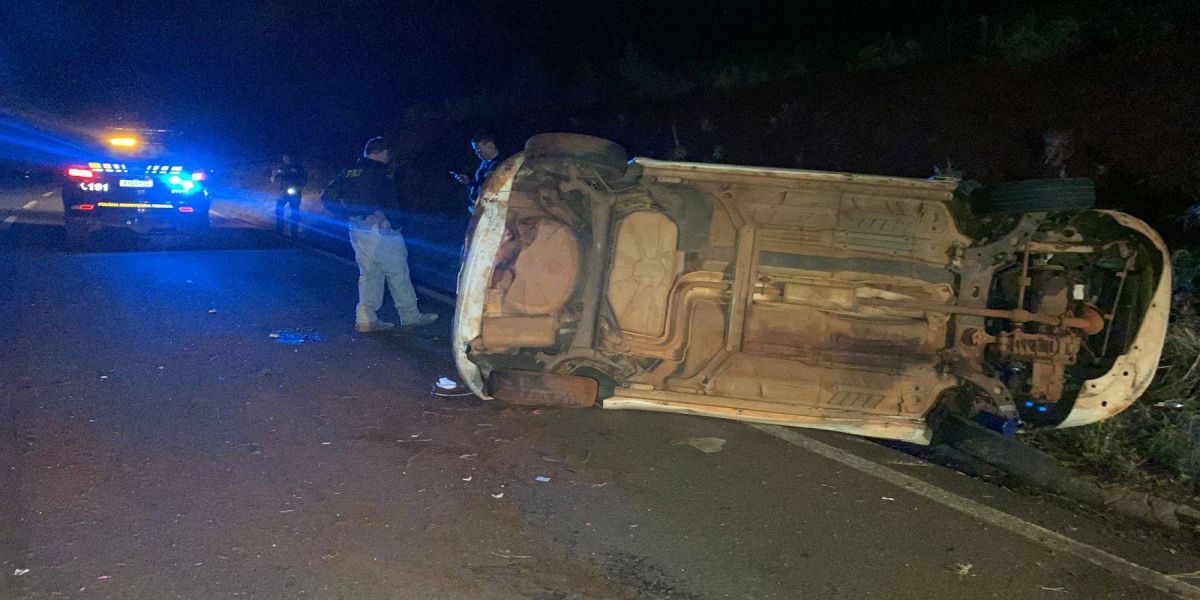 Condutor fica em estado grave após capotamento na BR-467 em Cascavel