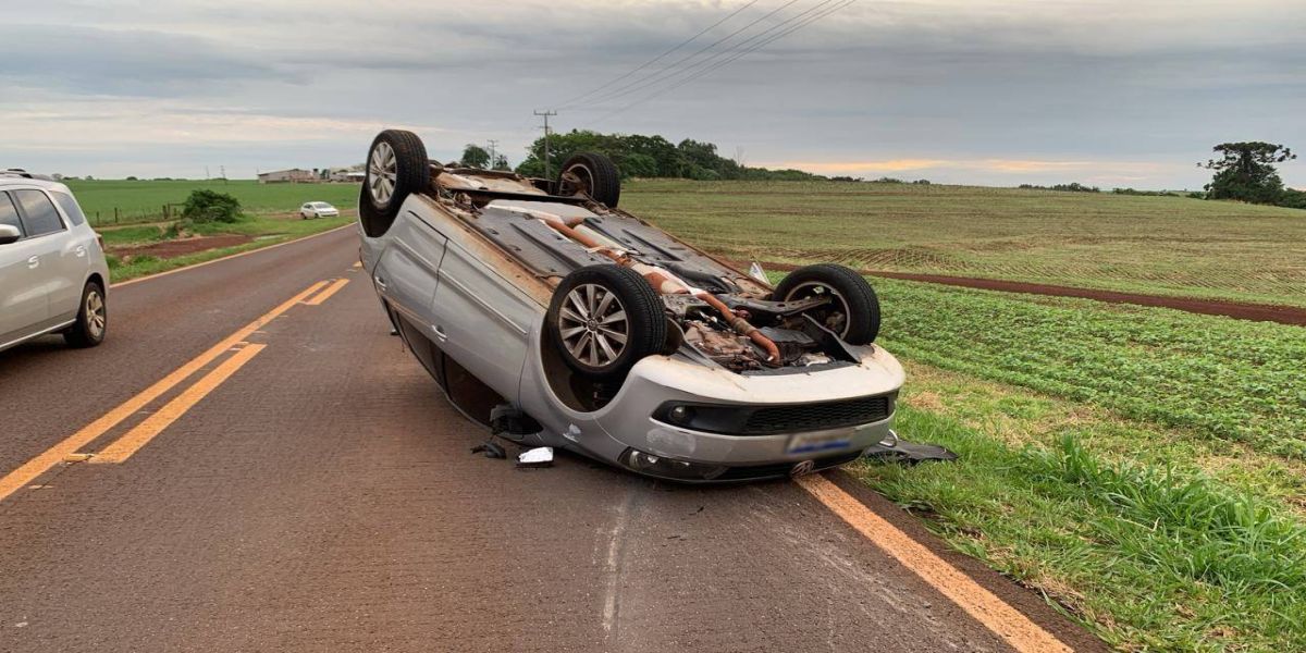 Mulher sai ilesa após veículo capotar na PR-180 no distrito de Rio do Salto em Cascavel