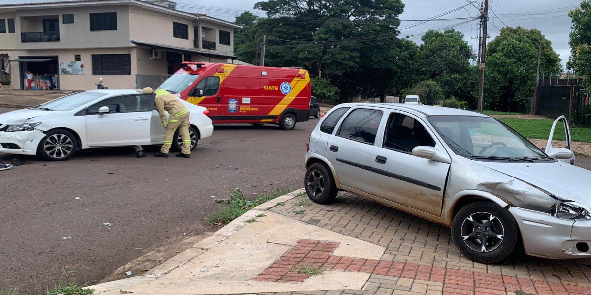 Jovem de 19 anos fica ferida após forte colisão entre Corsa e Honda Civic  no Bairro Periolo