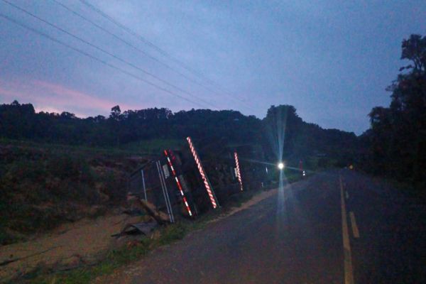 Tombamento de Caminhão na PR-484 interdita trecho entre Alto Alegre do Iguaçu e Boa V. da Aparecida