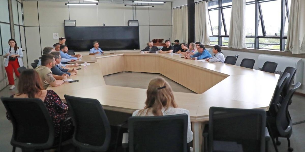 Prefeito Paranhos se reúne com representantes da enfermagem para discutir melhorias salariais