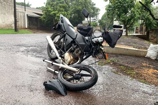 Moto tem rodado dianteiro arrancado após forte colisão de trânsito no Bairro Floresta