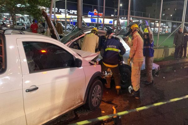 Violenta colisão entre Saveiro e Peugeot deixa três pessoas feridas no Bairro São Cristóvão