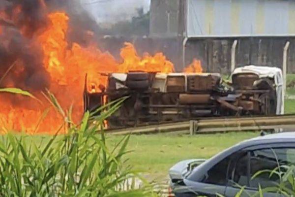 Incêndio em caminhão interdita Trevo da Portal em Cascavel