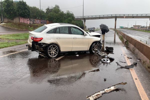 Mulher fica ferida após carro aquaplanar e colidir com outro veiculo na PRc-467 em Cascavel