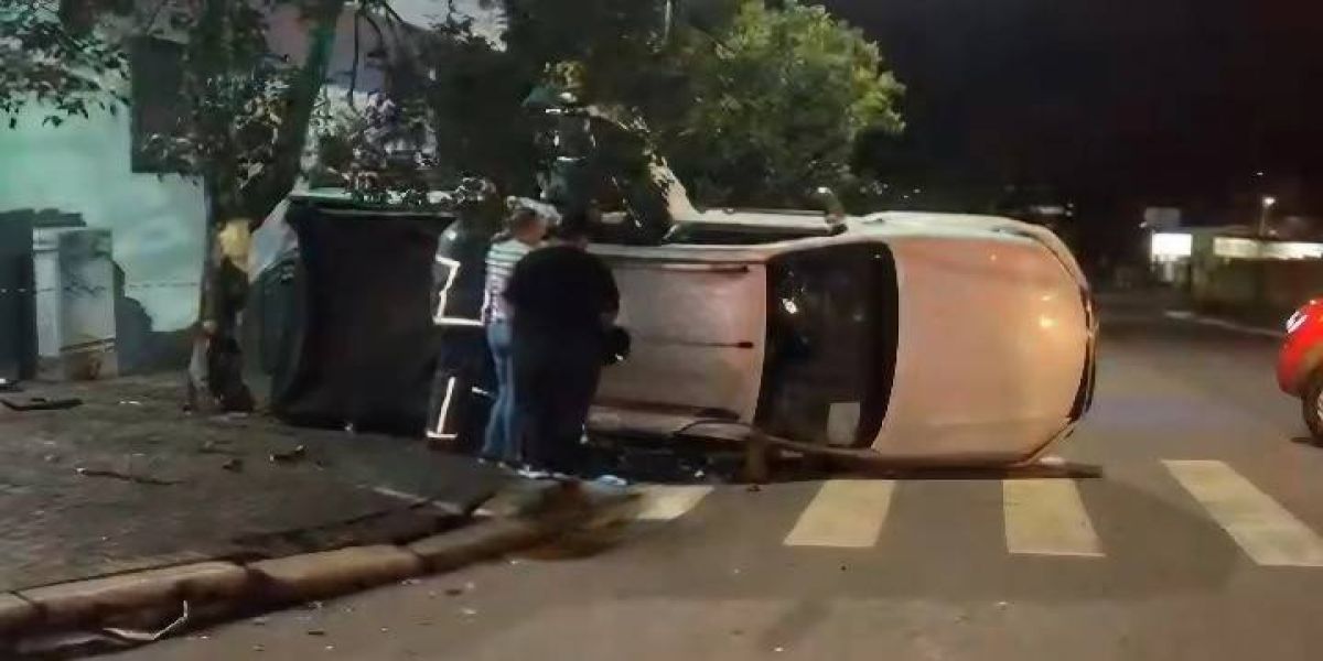 Caminhonete capota após forte colisão na Rua Pres. Jk no Bairro Alto Alegre em Cascavel