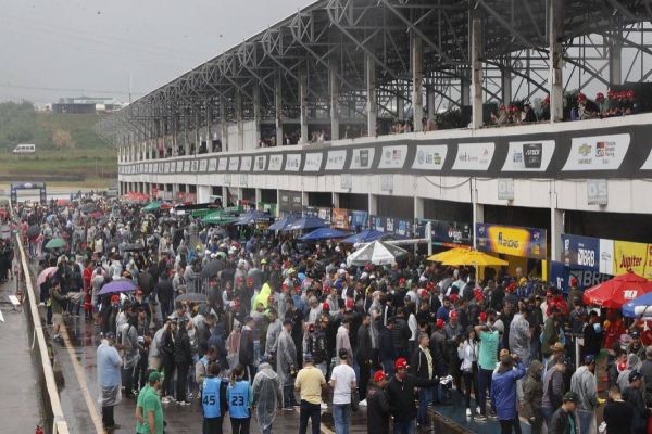 Cascavel recebe com sucesso a 11ª etapa da Stock Car, apesar da chuva
