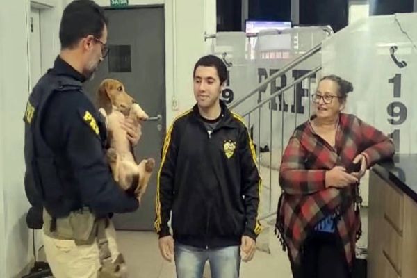 PRFs promovem encontro entre tutores e cachorro após 2 anos em Cascavel