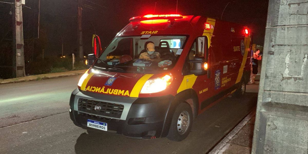 Motociclista de 20 anos fica ferido em colisão entre motos na Rua Jacarezinho em Cascavel