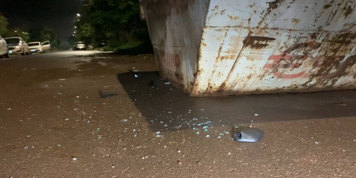 Motociclista de 24 anos colide em caçamba de entulhos no Jardim Clarito em Cascavel