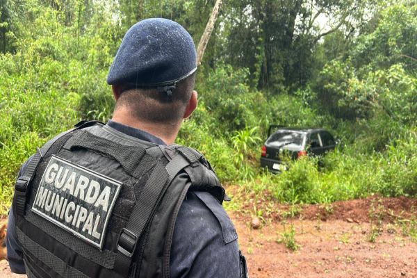 Carro supostamente utilizado em tentativa de homicídio é encontrado em estrada rural