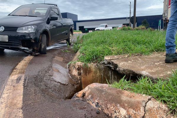 Saveiro cai em "valeta" no Trevo da Portal em Cascavel; Condutor de Medianeira não ficou ferido
