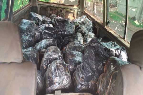 PF apreende veiculo transportando dezenas de galões de azeite contrabandeados da Argentina