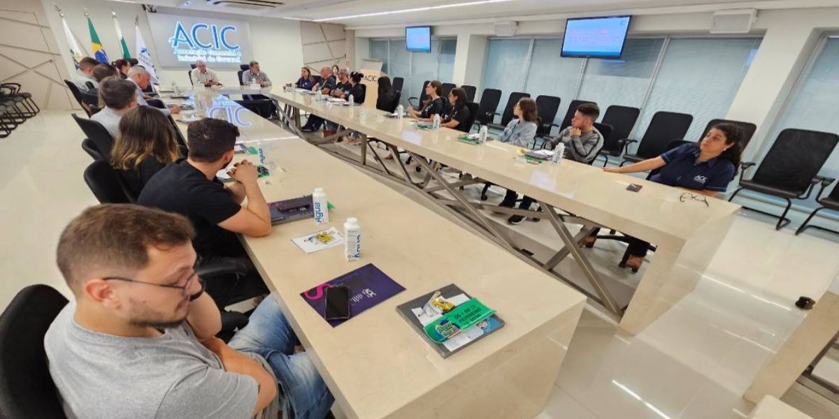 Comitiva da Cacispar, do Sudoeste, conhece atuação da Acic e Caciopar