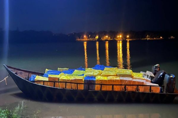 Polícia Federal apreende embarcação com mais de 120 caixas de cigarros no lago de Itaipu em Missal