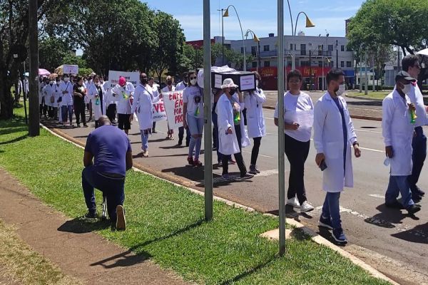 Servidores da enfermagem de Cascavel realizam passeata em busca de Valorização e Reajuste Salarial