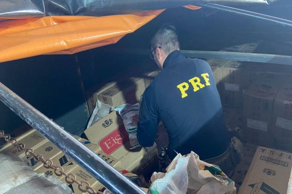 PRF Intercepta carga ilegal: 150.000 maços de cigarros e 300 kg de agrotóxicos em Operação na BR-163