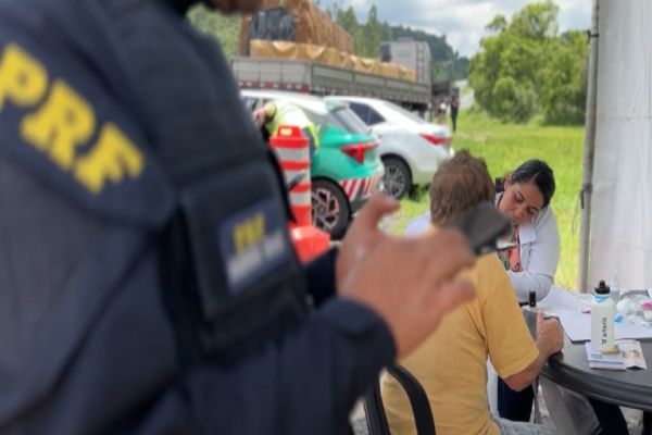 PRF realiza comando de saúde para caminhoneiros no Paraná
