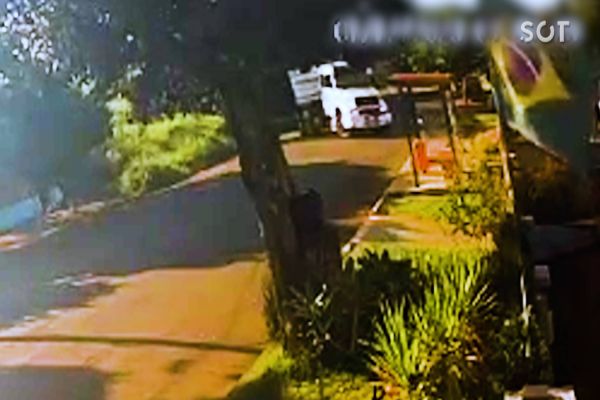 Imagem referente a notícia: Caminhão derruba postes e deixa Região Norte de Cascavel sem energia