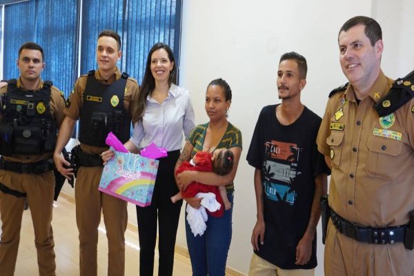 Reencontro emocionante: Policial militar é homenageado na Câmara de Vereadores por salvar bebê