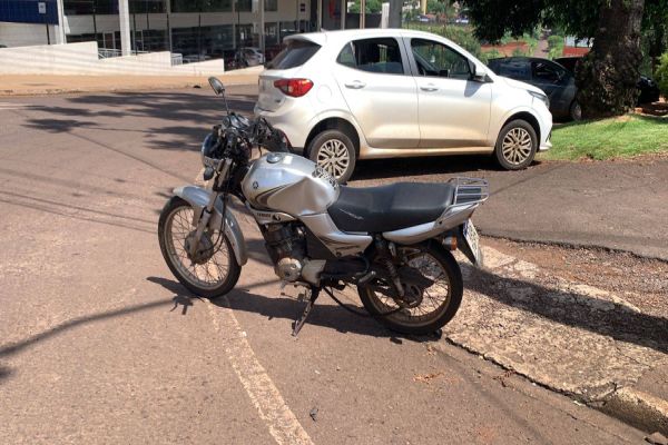 Motociclista fica ferido após forte colisão no trevo da portal em Cascavel