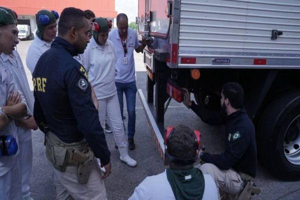 PF e PRF realizam visita técnica em indústria frigorífica na região oeste do Paraná