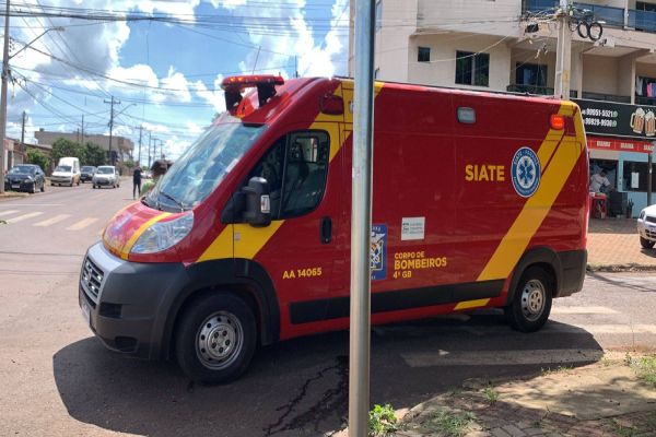 Forte colisão entre carro e moto deixa jovem de 26 anos ferido no Jardim Presidente