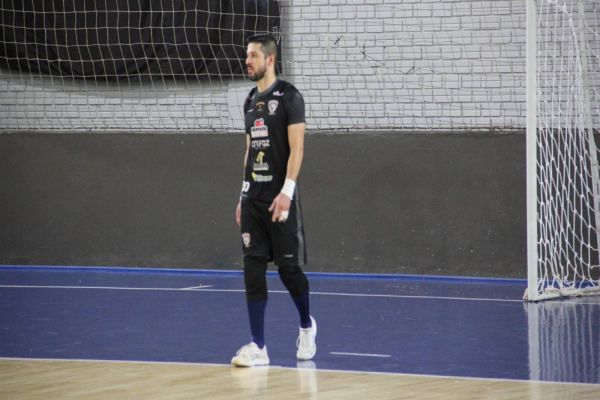 Goleiro Di Fanti retorna às quadras pelo Cascavel Futsal após 352 dias de recuperação