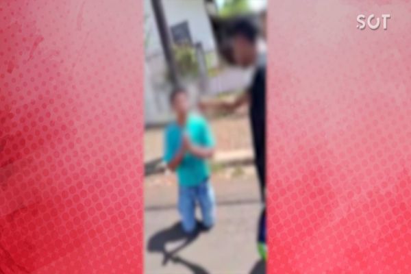 Pego no flagra: Ladrão de moto é agredido por populares em ação de justiça por conta própria