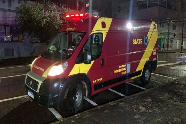 Jovem fica ferido em acidente de trânsito no centro de Cascavel