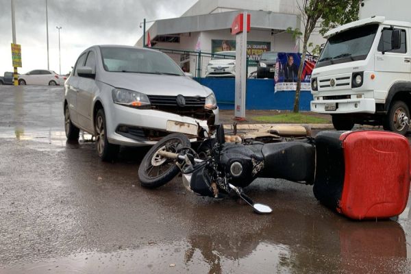 Motociclista de 28 anos fratura o pé direito após se envolver forte colisão no Jardim Gramado