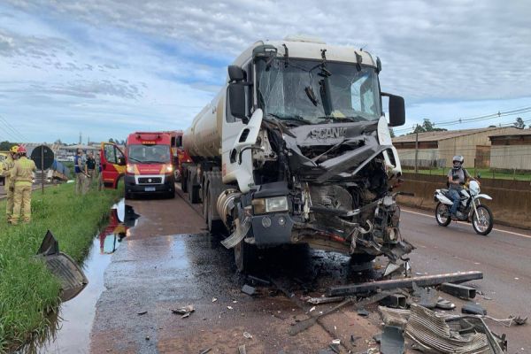 Colisão envolvendo duas carretas e uma moto interdita parcialmente a BR-277 em Cascavel