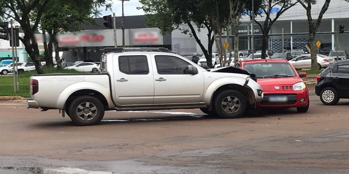 Forte colisão entre caminhonete e Fiat Uno é registrada no Bairro São Cristovão em Cascavel